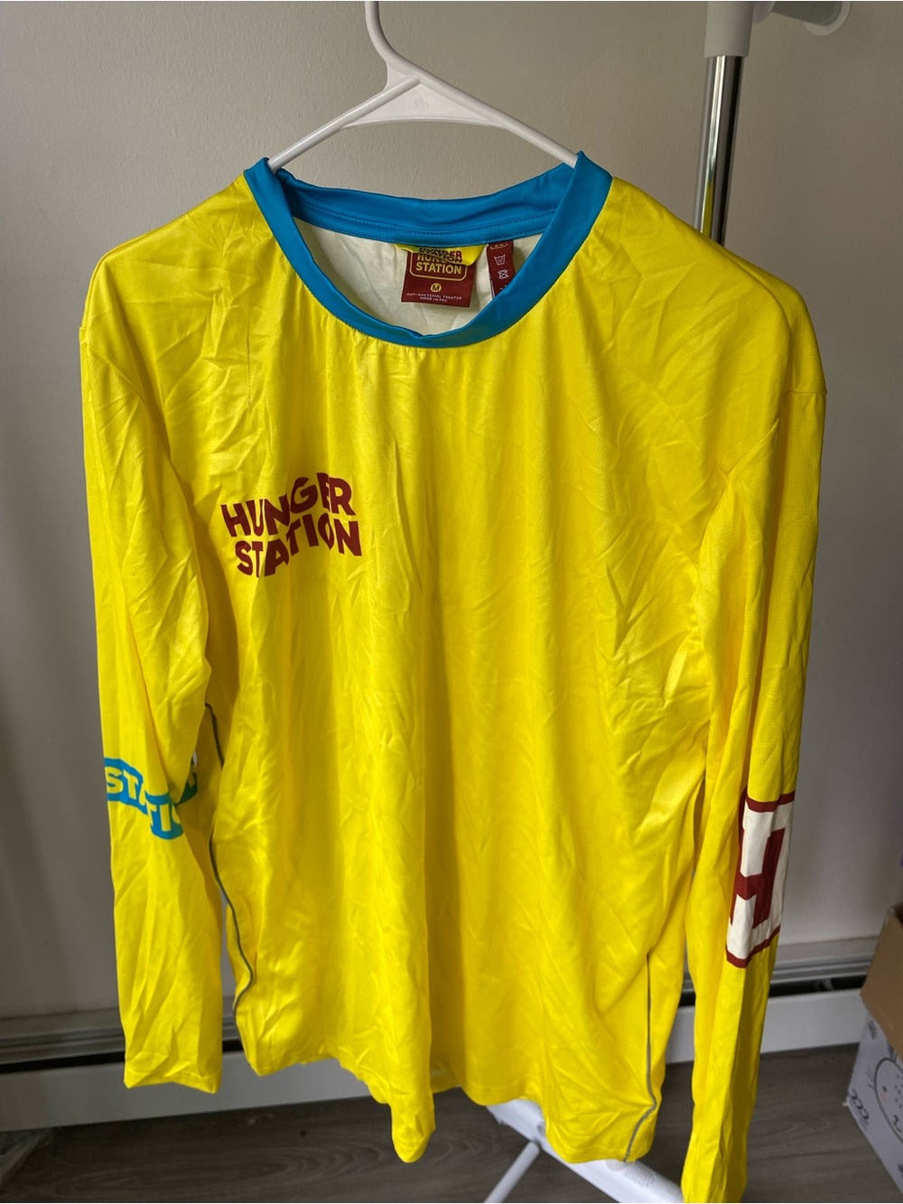 Huger stationMen’s Yellow Long-Sleeve Swim Shirt